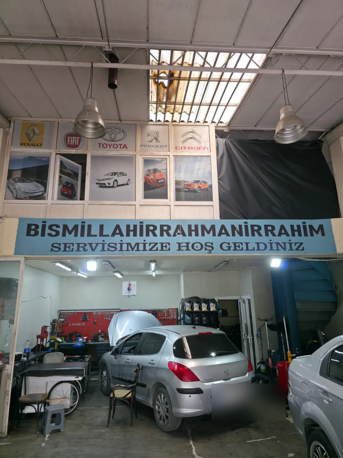 Bahar Oto atölyesinin iç görünümü