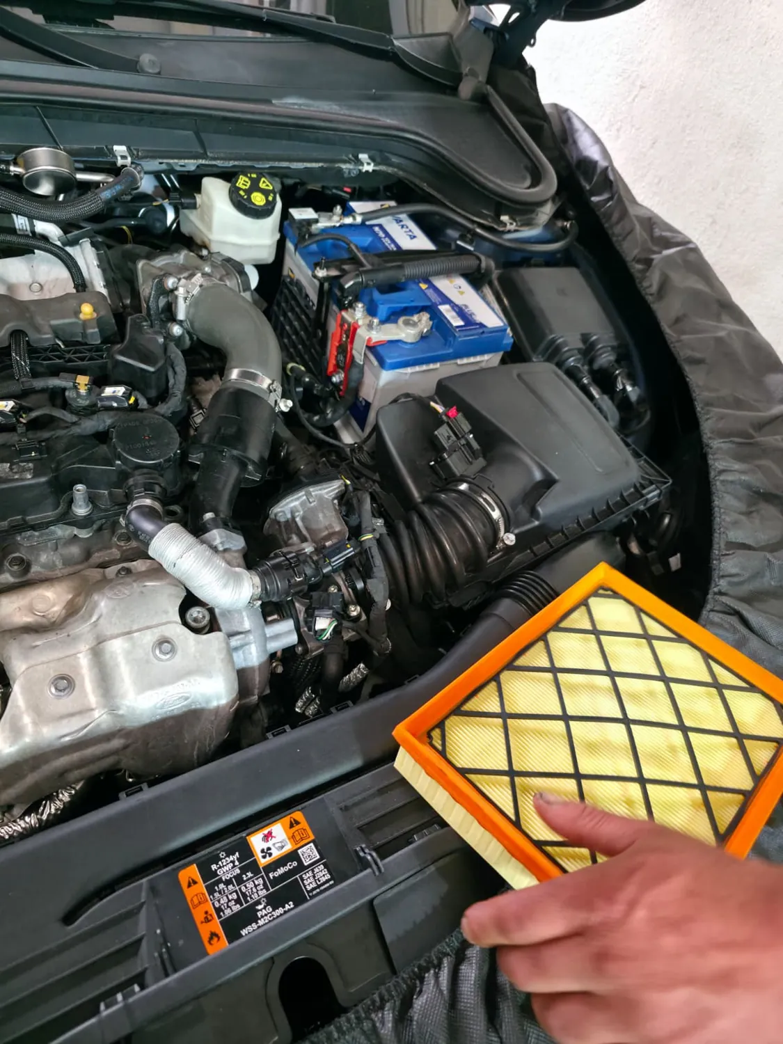 Yeni hava filtresi motor bölümünde elle gösteriliyor