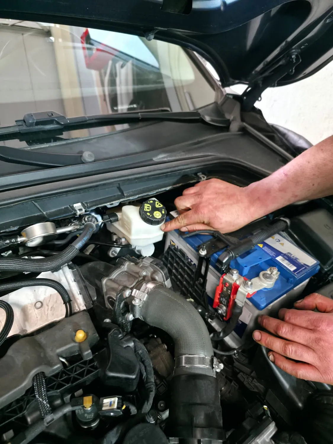 Motor bölümünde akü ve hava giriş hattının kontrolü