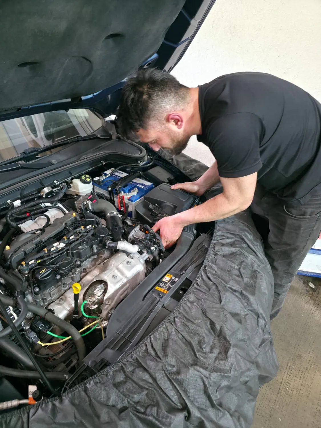 Teknisyen motor bölümünü inceliyor