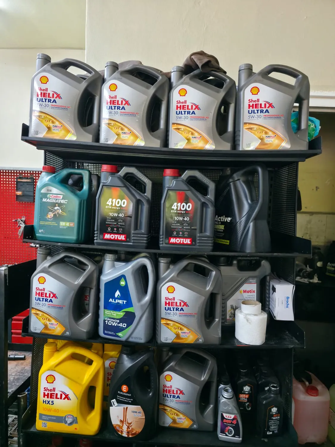 Atölyedeki motor yağı reyonu